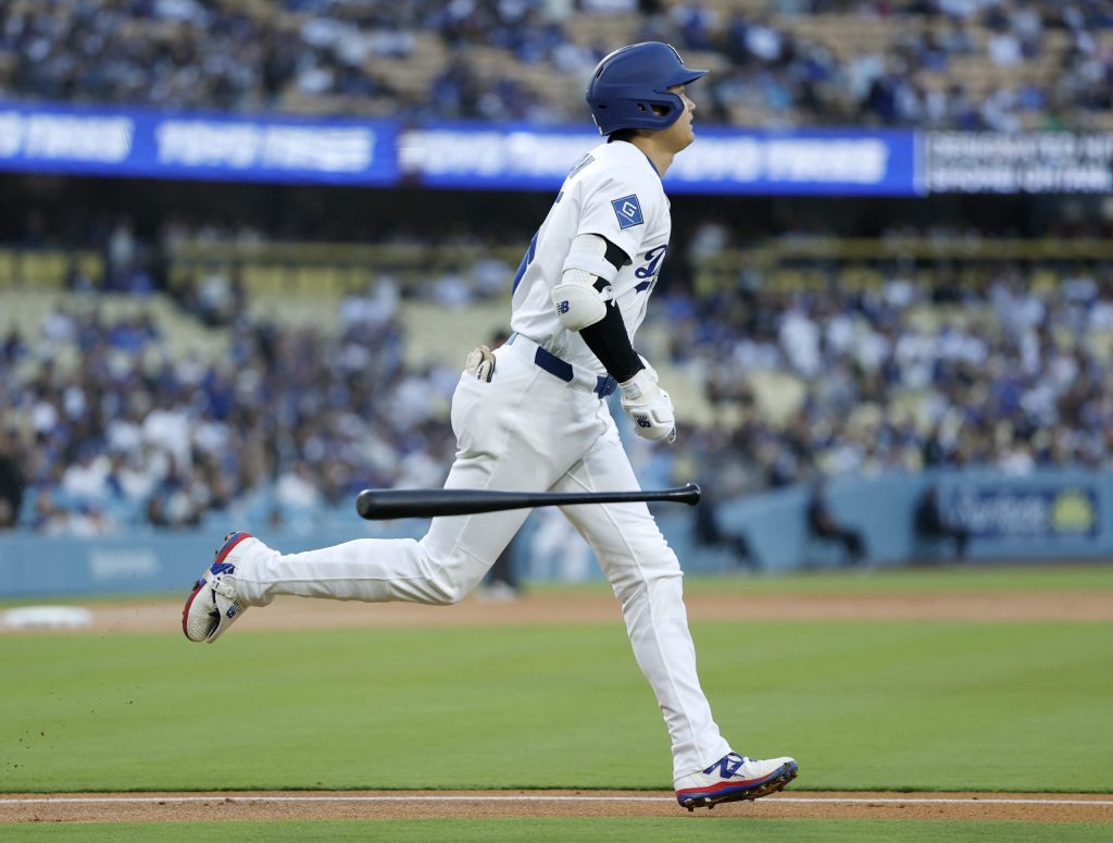 Ohtani empata a Judge y Schwarber en el liderato de jonrones tras conectar dos ante Oakland