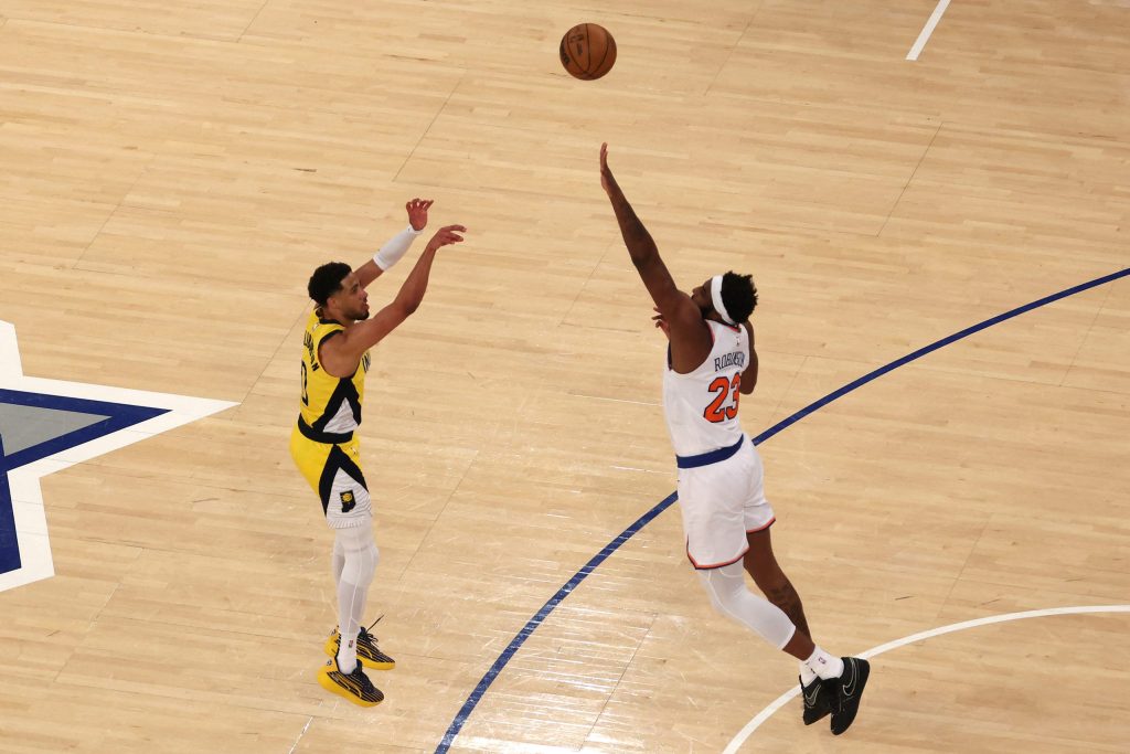 Indiana se adelanta 1-0 ante Knicks con milagroso tiro de Haliburton que forzó la prórroga