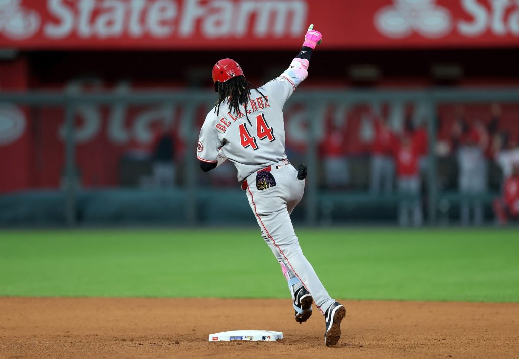 Dos tablazos de Elly De La Cruz guían a Cincinnati en victoria sobre Kansas City