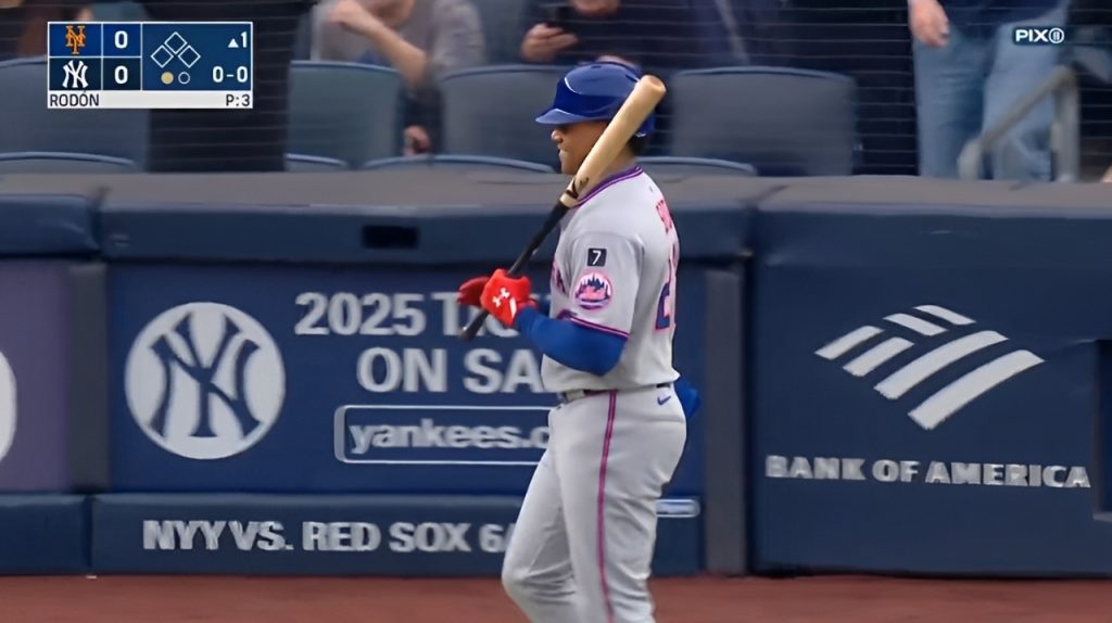 Juan Soto reacciona sonriente a los abucheos de fanáticos de los Yankees