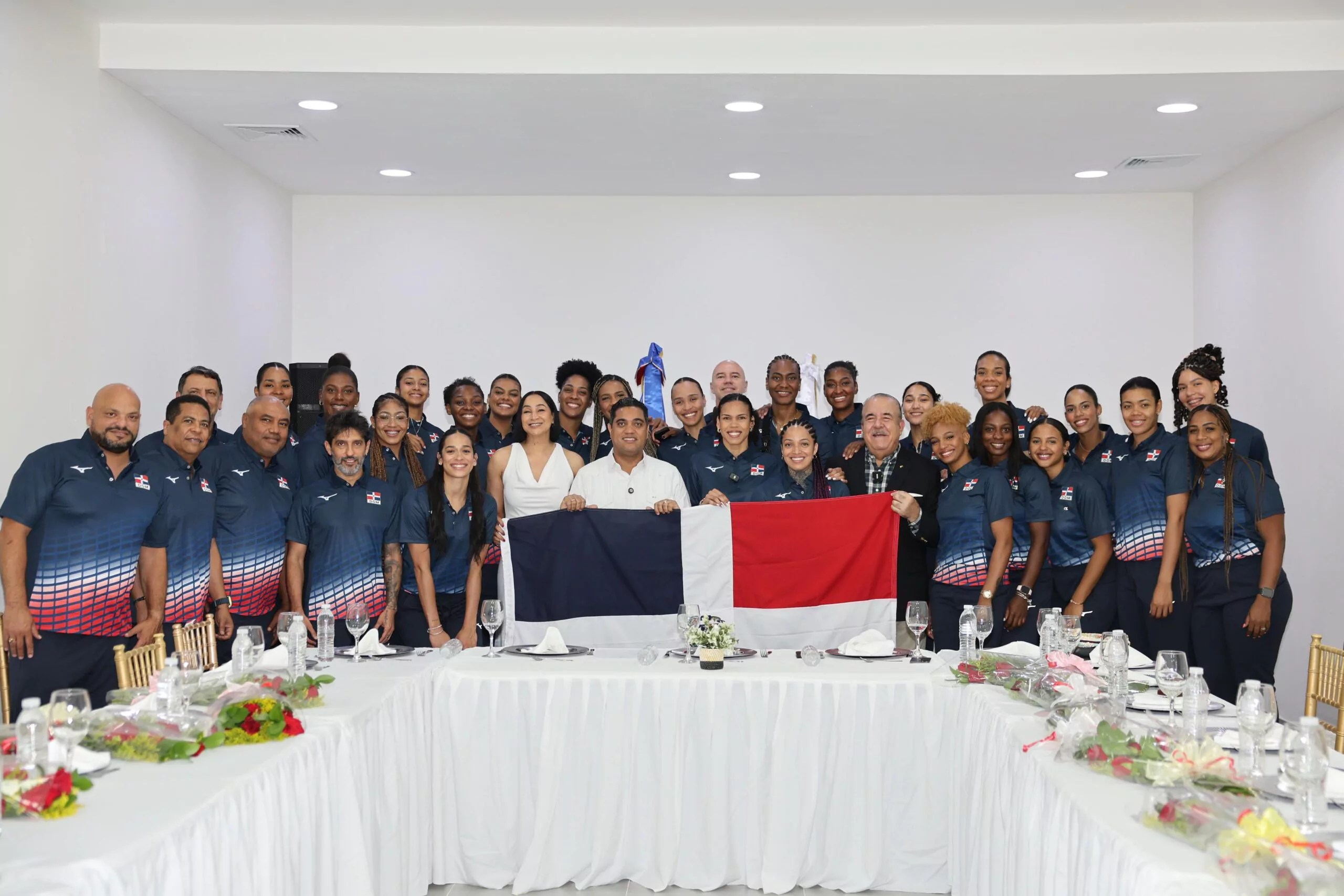 Ministro de Deportes entrega bandera a Reinas del Caribe que van a la Liga de Naciones 2025