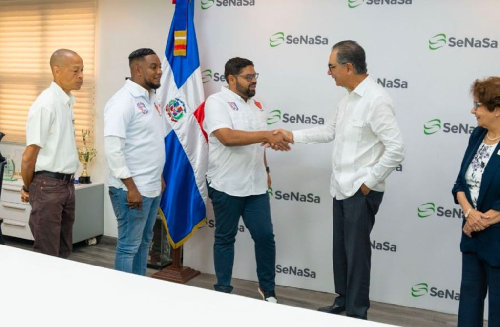 Firman acuerdo para garantizar cobertura de salud a jóvenes del baloncesto en San Cristóbal