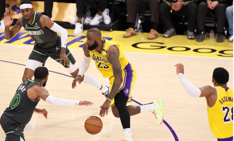 LeBron James ejerce su opción de jugador y renueva por un año con los Lakers