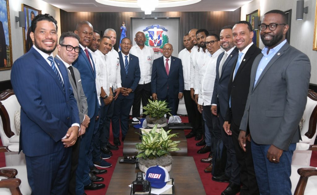 AIBI visita Alfredo Pacheco para tratar temas sobre protección al béisbol dominicano