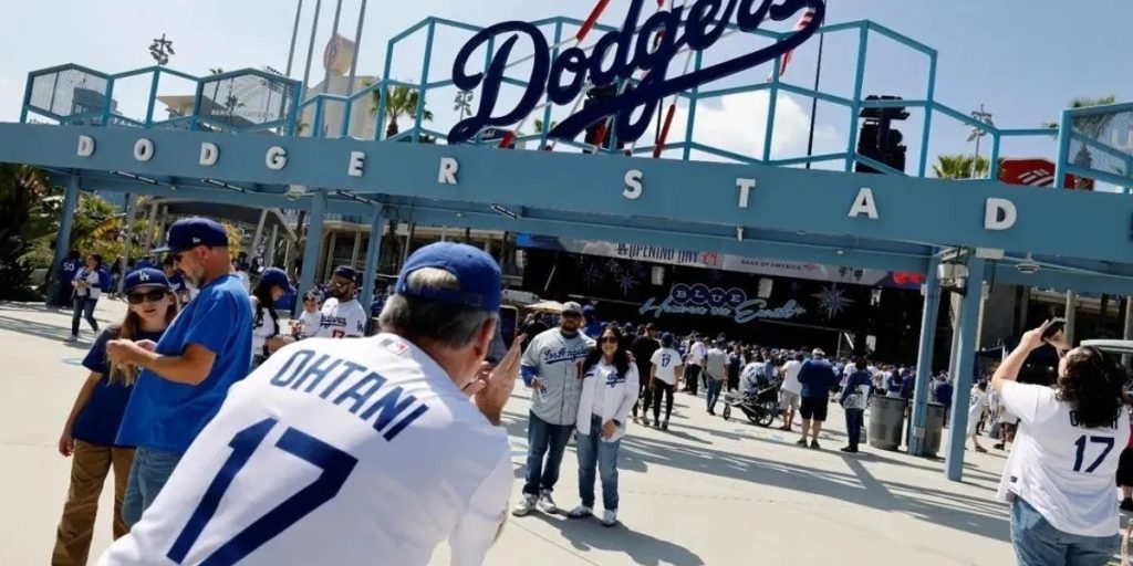 Los Dodgers niegan la entrada a su estadio a agentes migratorios de EEUU