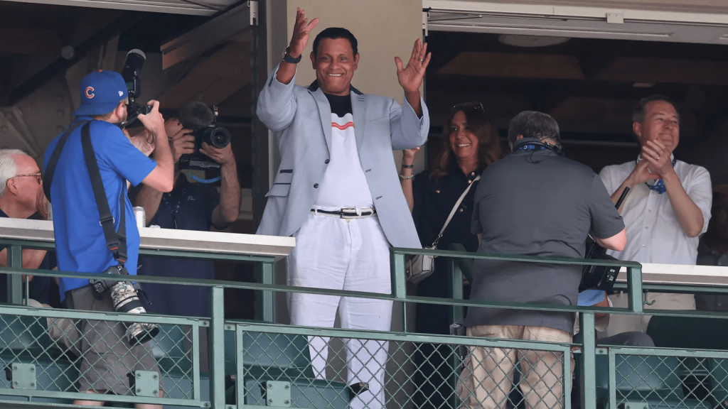Sammy Sosa vuelve al Wrigley Field tras 21 años; es ovacionado como una leyenda