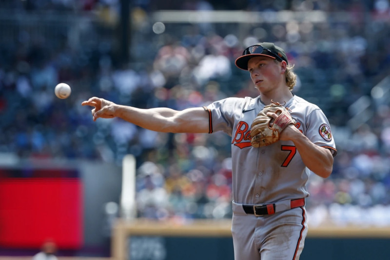 Jonrón de Holliday ayuda a Orioles a completar barrida sobre Bravos