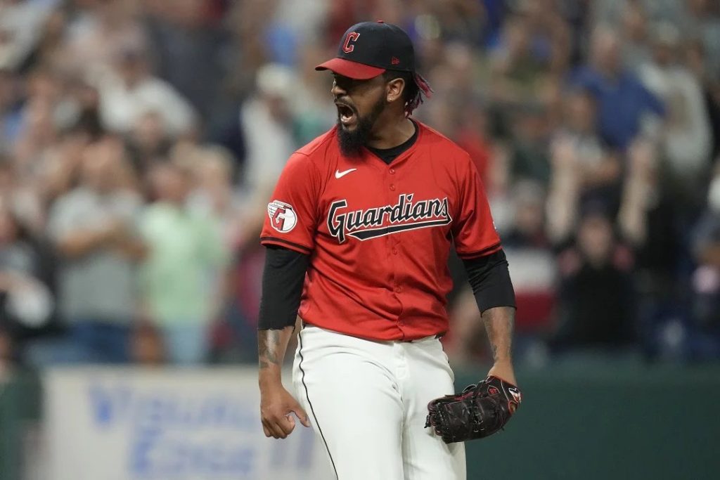 MLB pone en licencia a Emmanuel Clase por investigación de apuestas deportivas