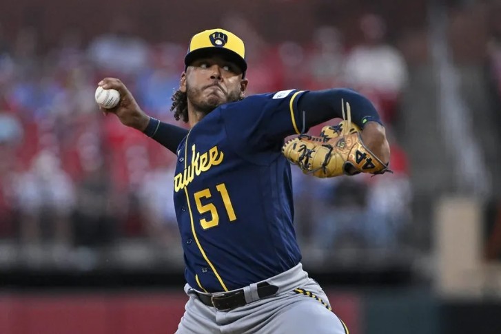 El dominicano Freddy Peralta logra su novena victoria con los Cerveceros