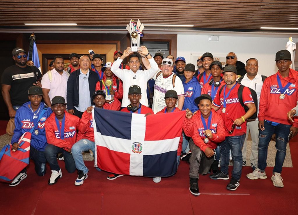 Ministro Kelvin Cruz califica como héroes a los campeones de la Serie del Caribe Kids