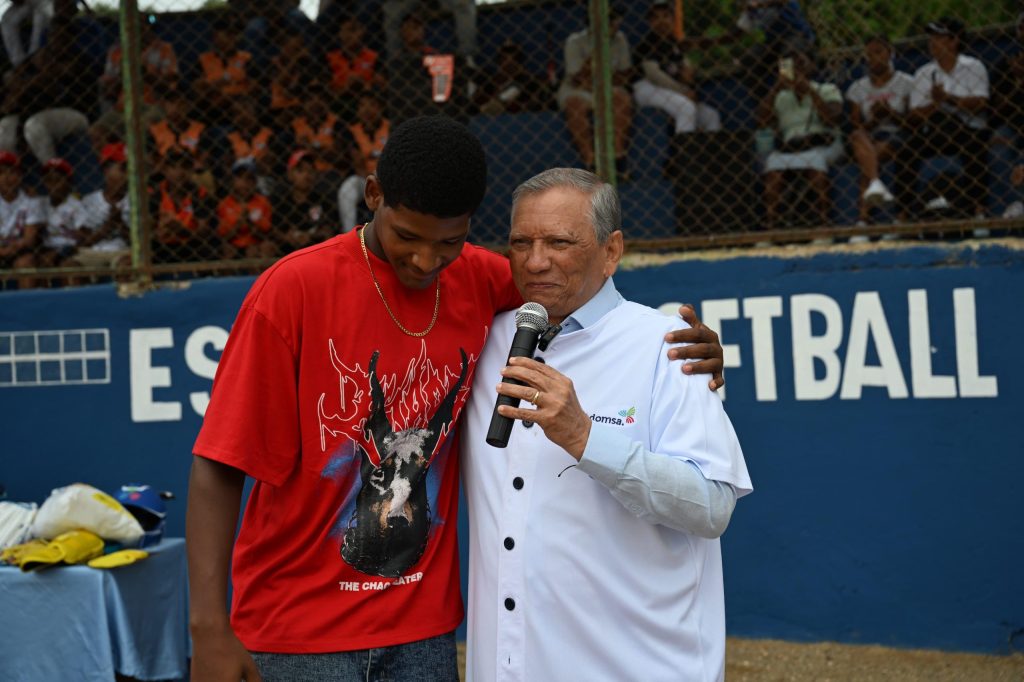 Joven talento de copas de béisbol patrocinadas por Refidomsa firma con los Cachorros de Chicago