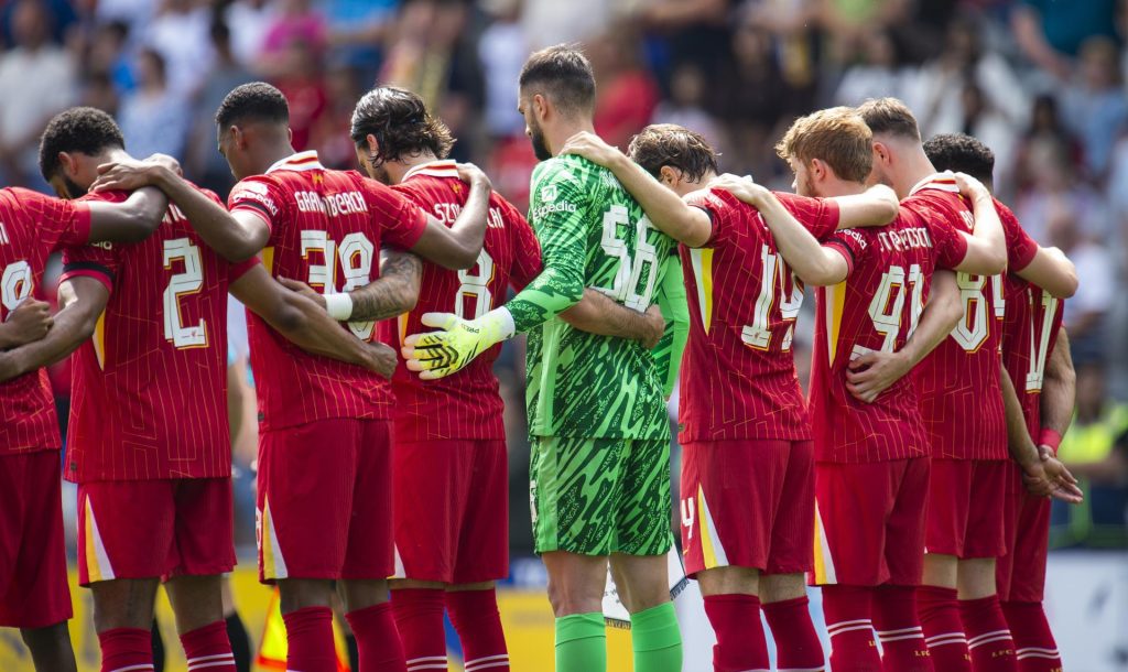 El Liverpool homenajea a Diogo Jota y su hermano André en su primer amistoso