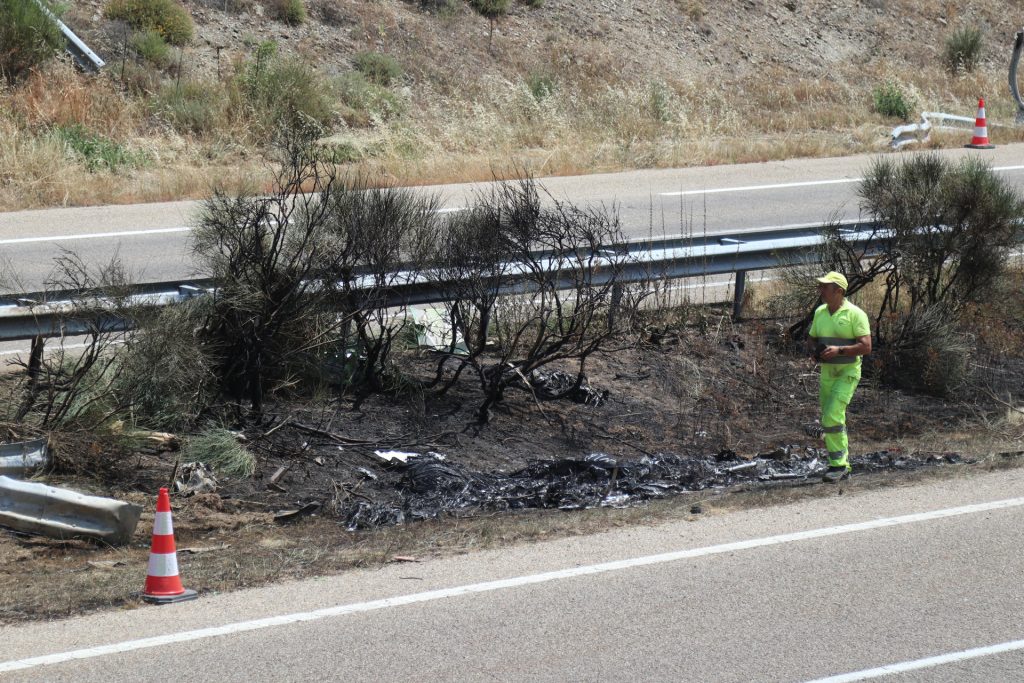 El coche de Diogo Jota y su hermano quedó calcinado en la mediana tras el accidente mortal