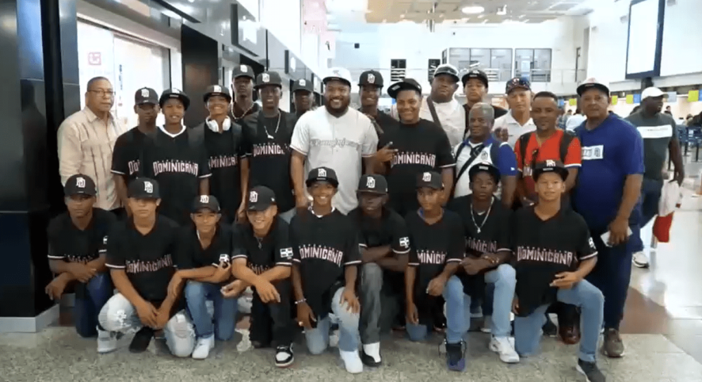 Equipo dominicano U12 parte hacia Taiwán para disputar el Mundial de Béisbol