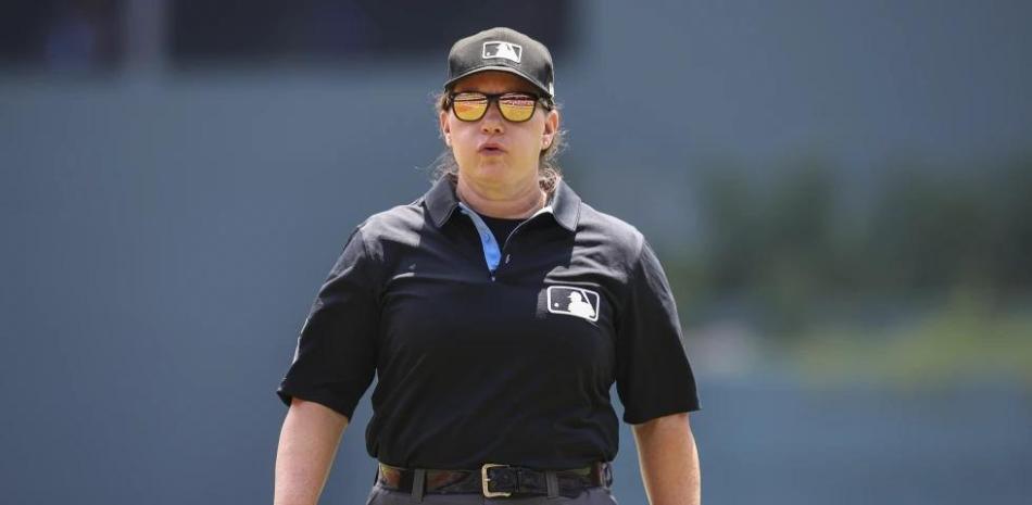 Jen Pawol hace historia como la primera mujer árbitro en las Grandes Ligas