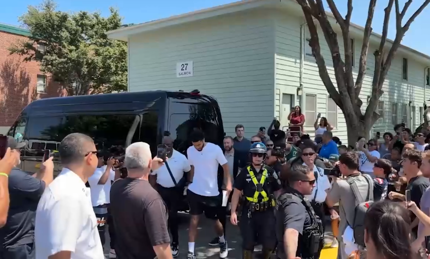 Jayson Tatum fue visto caminando tras lesión en tendón de Aquiles
