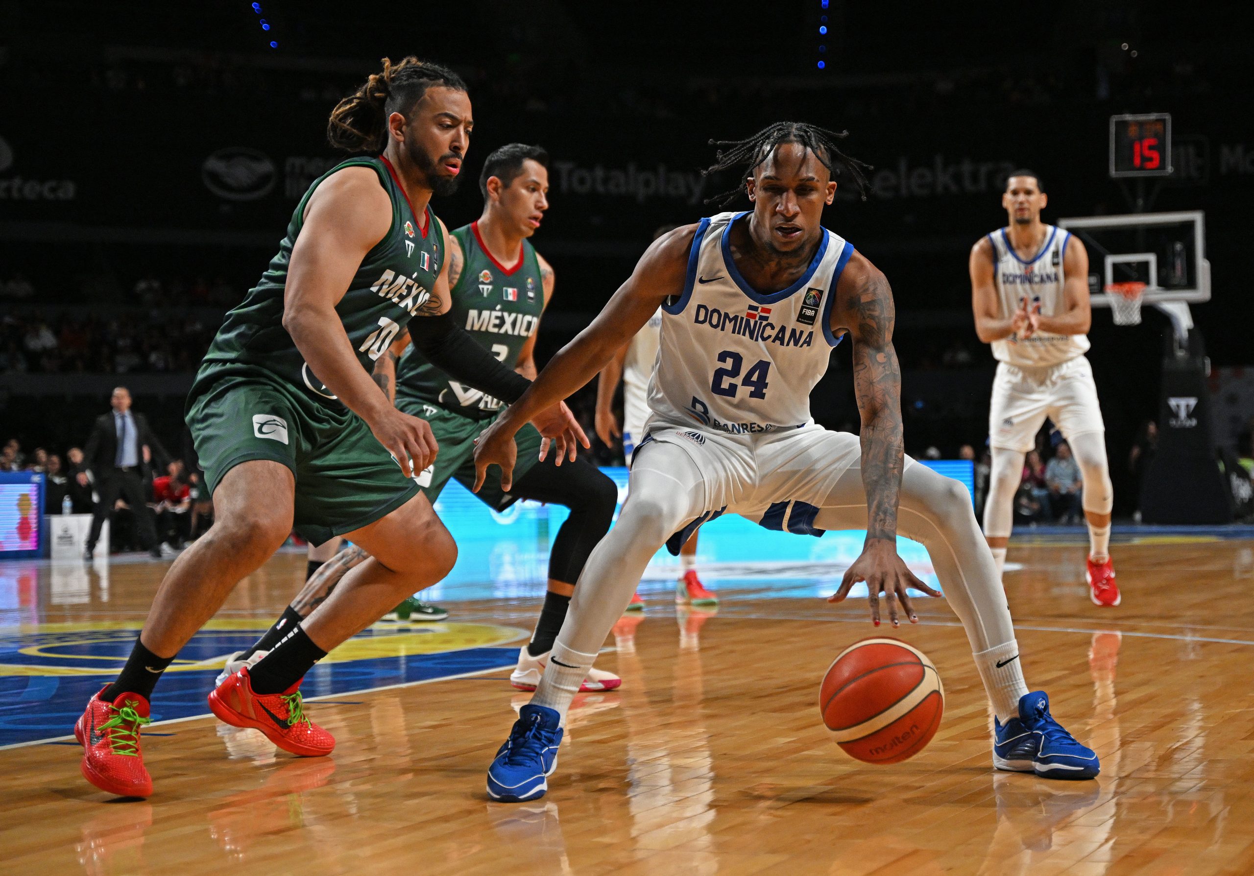 Estrella del baloncesto dominicano Jassel Pérez fue asaltado mientras comía con amigos