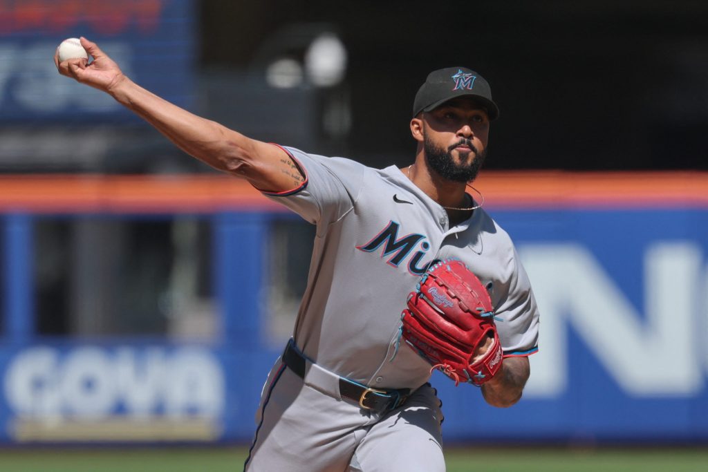 Un Sandy Alcántara brillante ayuda a los Marlins a llevarse la serie más larga ante los Mets
