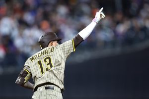 En festival de jonrones dominicanos, Padres vencen a Mets con grand slam de Machado