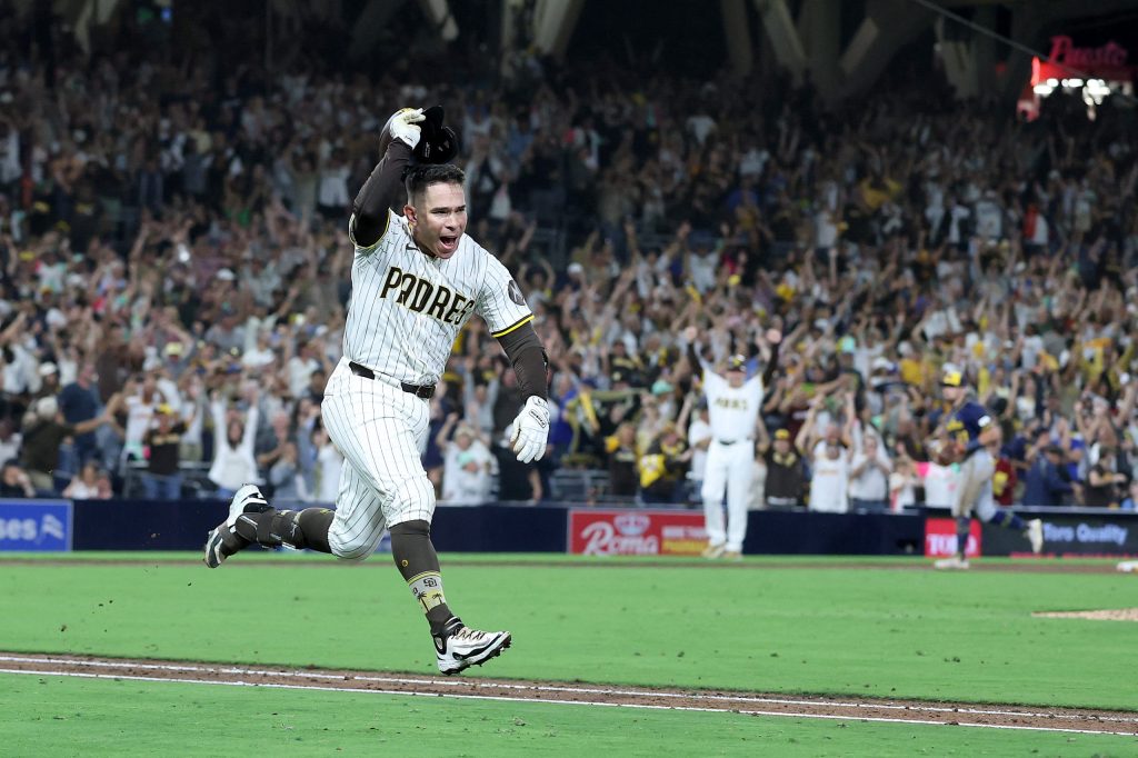 ¡A los playoffs! Padres vencen a los Cerveceros y aseguran su puesto en postemporada