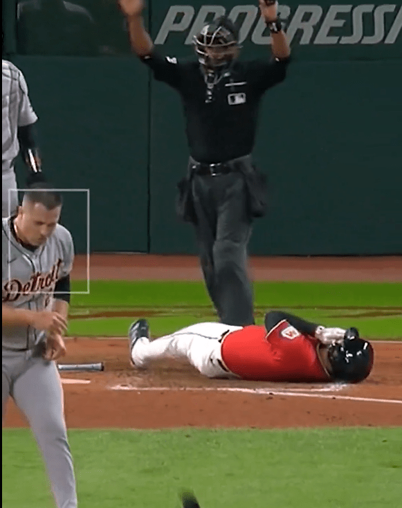 David Fry, de los Guardianes, es sacado en camilla por pelotazo cuando intentaba un toque