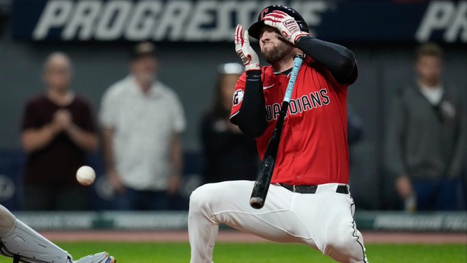 David Fry, de los Cleveland Guardians, evitará cirugía tras ser golpeado por una bola a 160 km/h