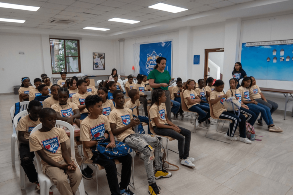 Dodgers y DREAM Project celebran con éxito Feria del Libro y Campamento de Verano en San Antonio de Guerra