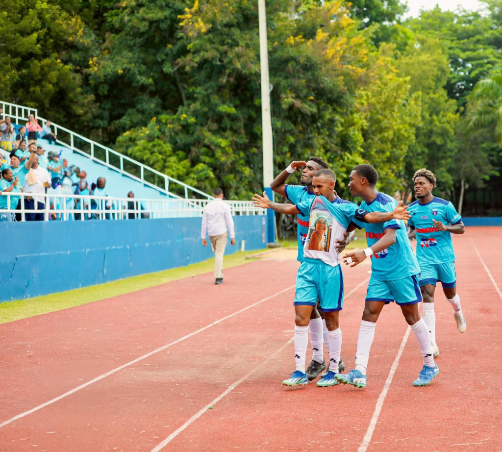 La pasión celeste se impone: Salcedo FC gana y es líder otra vez