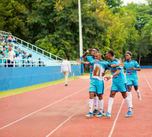 La pasión celeste se impone: Salcedo FC gana y es líder otra vez