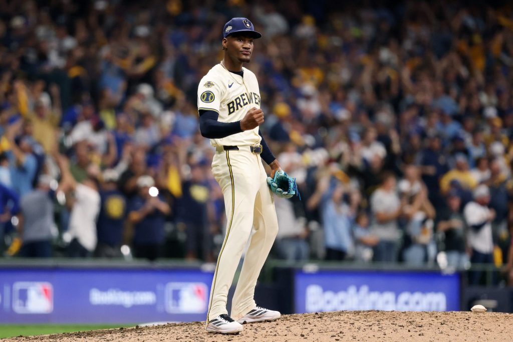 Abner Uribe cierra con poder el triunfo de los Cerveceros y ponen la serie 2-0 sobre los Cachorros