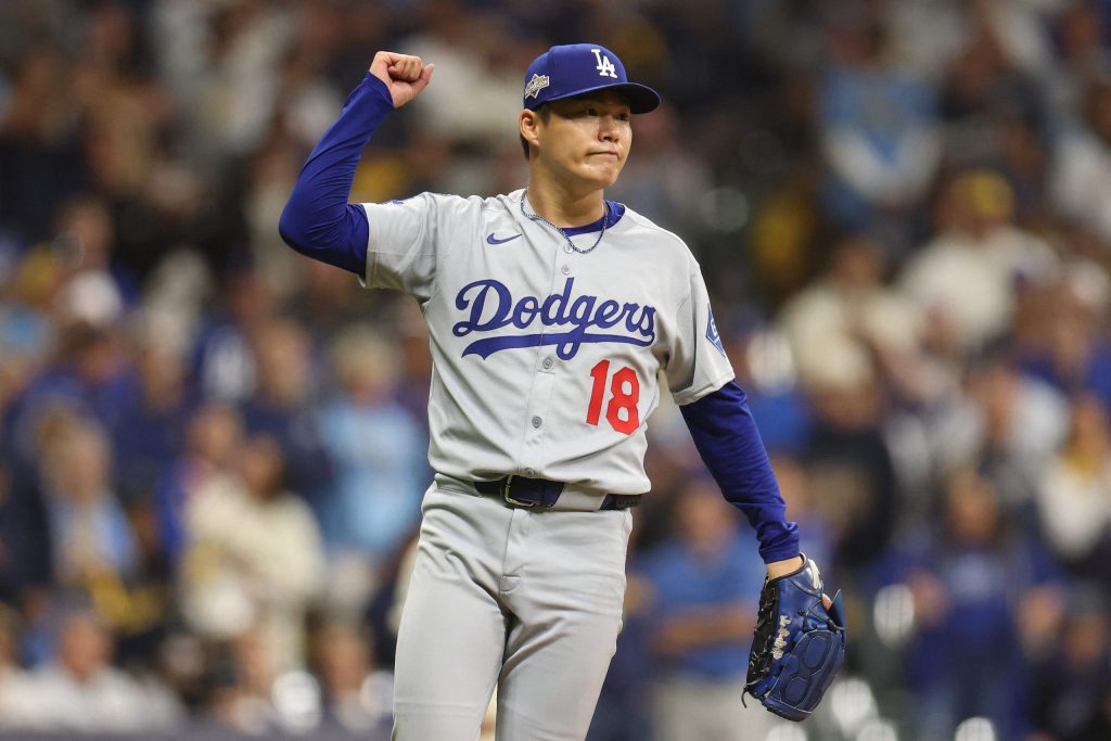 ¡Un juego completo! Yamamoto lanza joya y acerca a los Dodgers a la Serie Mundial