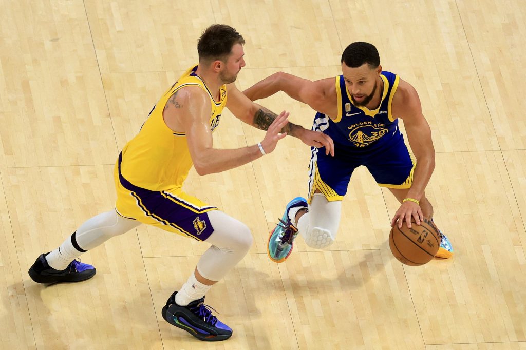 Curry y Butler castigan a los Lakers en el debut a pesar de los 43 puntos de Luka Dončić