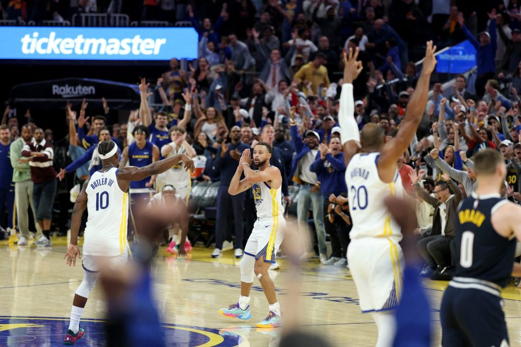 Curry arranca la temporada prendido en fuego y Golden State gana agónico juego ante Denver