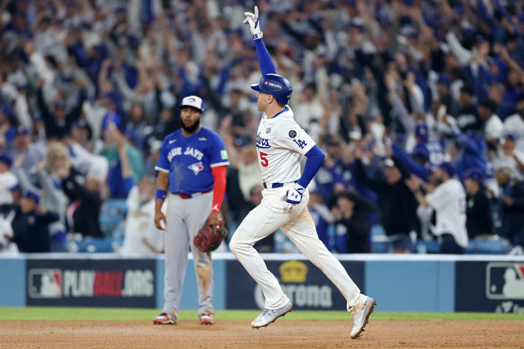 ¡Maratón en LA! Freeman héroe y Dodgers vencen a Toronto tras casi siete horas de juego