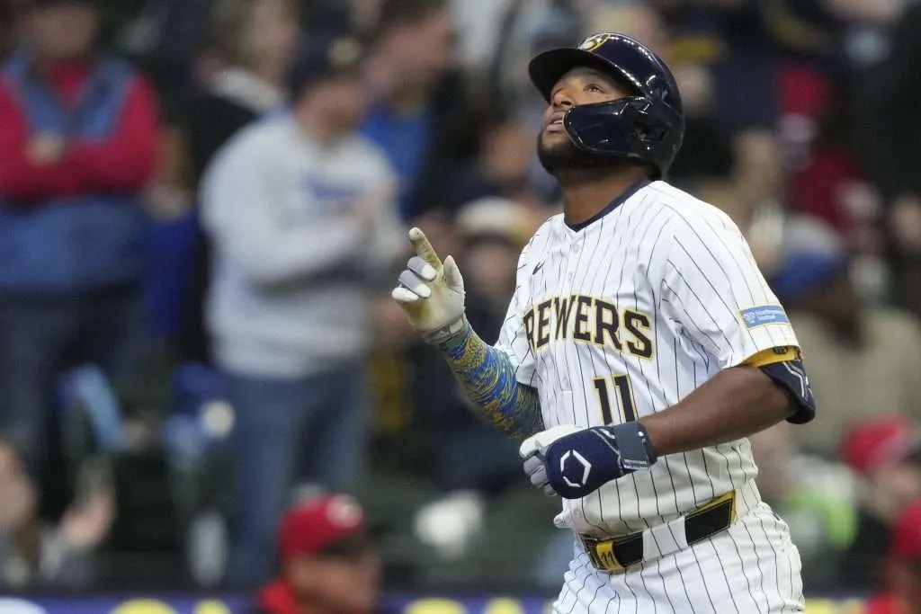 Jackson Chourio regresa a la alineación de los Cerveceros pese a molestias físicas