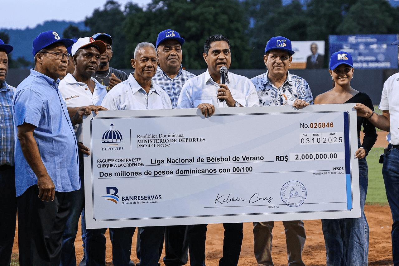 Ministro Kelvin Cruz entrega aporte de dos millones a Liga de Verano Ministro Kelvin Cruz entrega aporte de dos millones a Liga de Verano