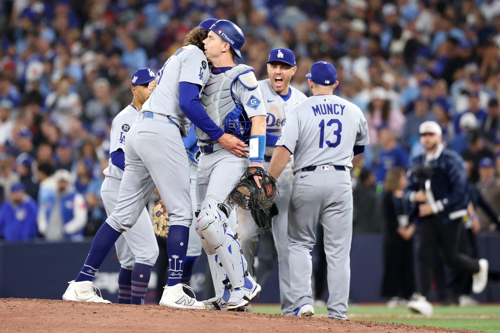 Juego de nervios: Dodgers derrotan 3-1 a Toronto y todo se define este sábado