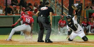 Toros del Este superan 8-4 a Leones del Escogido en La Romana