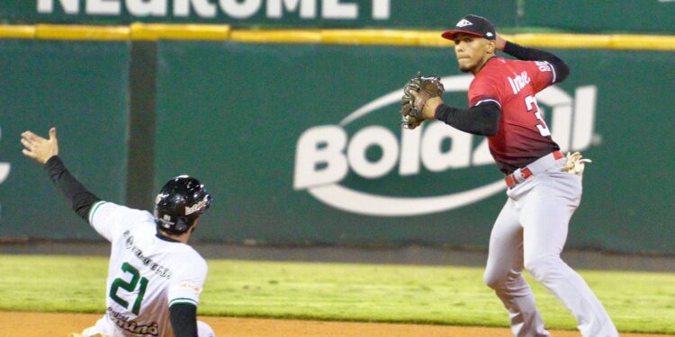 Estrellas se imponen 5 a 3 sobre el Escogido en el Tetelo Vargas