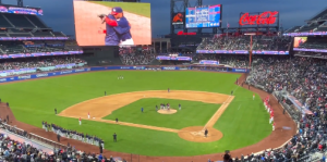 Homenaje a Robinson Canó al salir del juego en la séptima entrada; Luis Castillo entró a retirarlo del terreno Homenaje a Robinson Canó al salir del juego en la séptima entrada; Luis Castillo entró a retirarlo del terreno