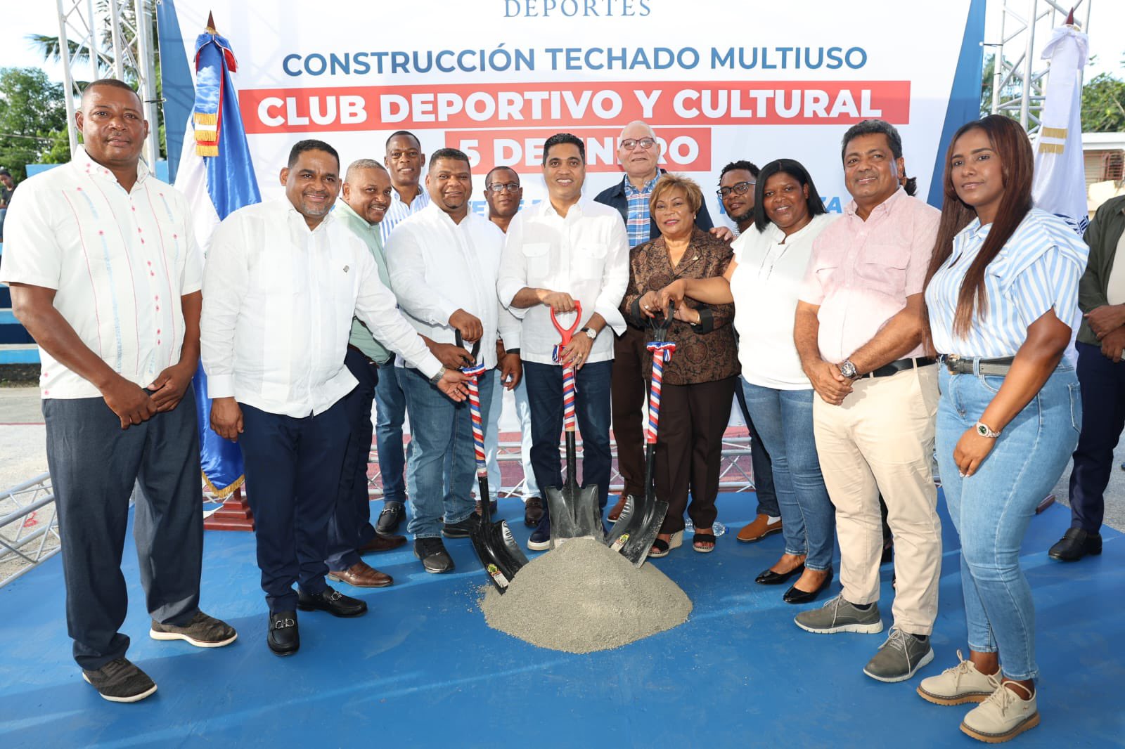 Kelvin Cruz da inicio a construcción de cinco multiusos en los Alcarrizos y Pedro Brand Kelvin Cruz da inicio a construcción de cinco multiusos en los Alcarrizos y Pedro Brand