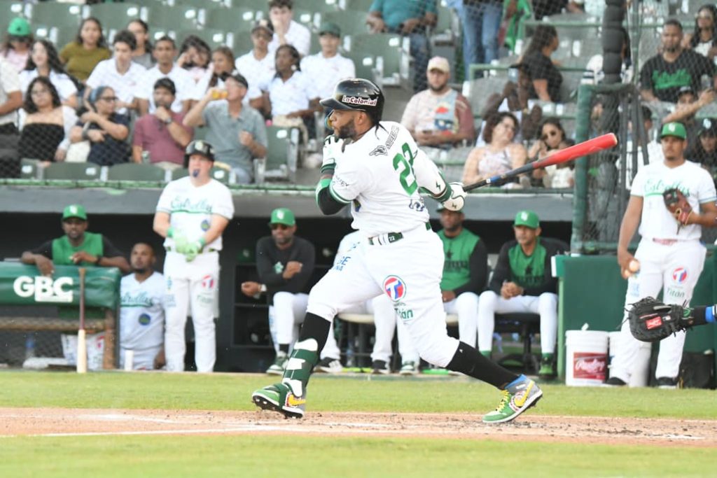 Estrellas blanquean al Licey 4-0 y escalan en la tabla