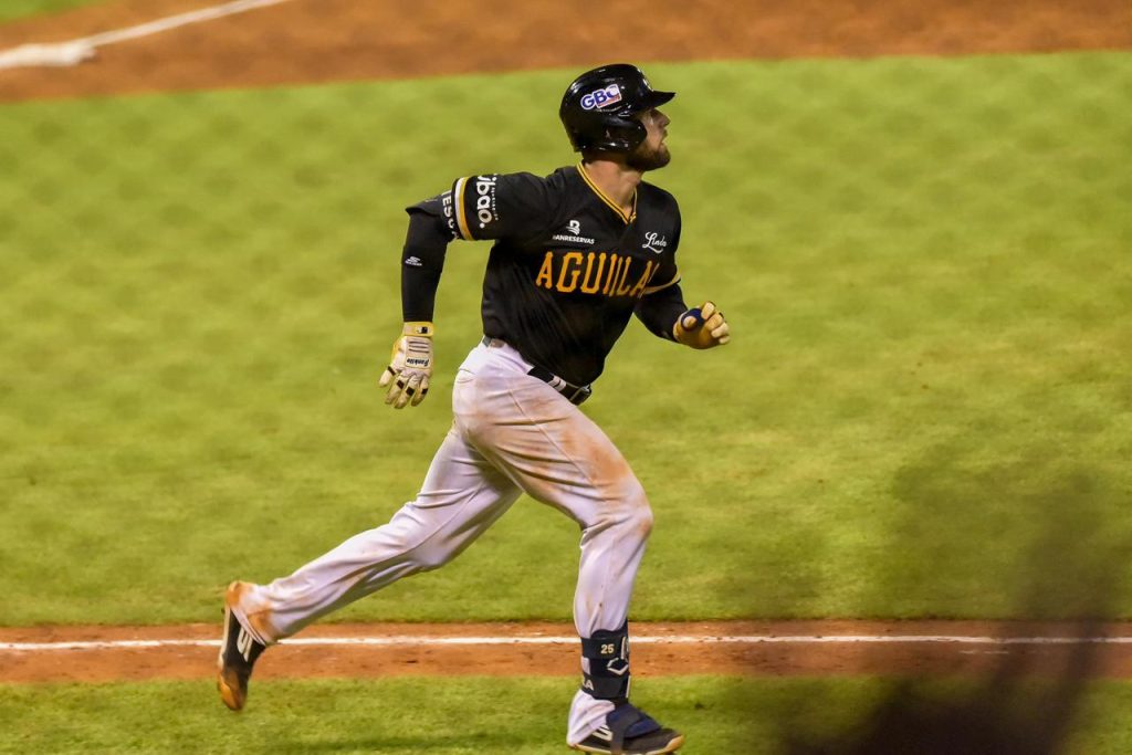 Águilas imponen su poderío a los Gigantes con victoria 6-1