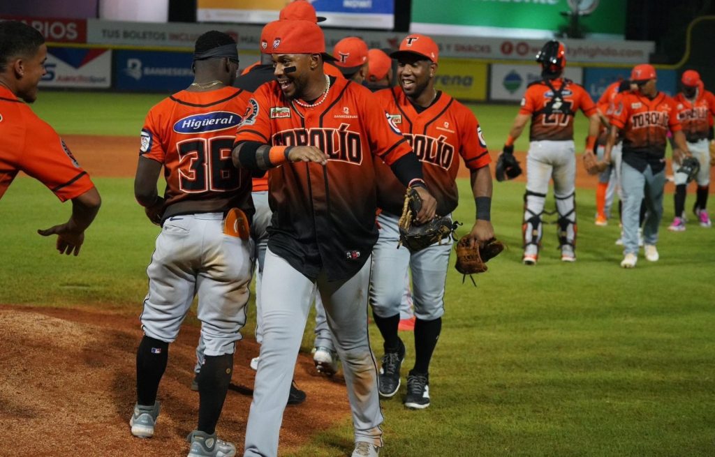 Toros del Este apabullan al Escogido 12-4 con grand slam de Ronaldo Hernández