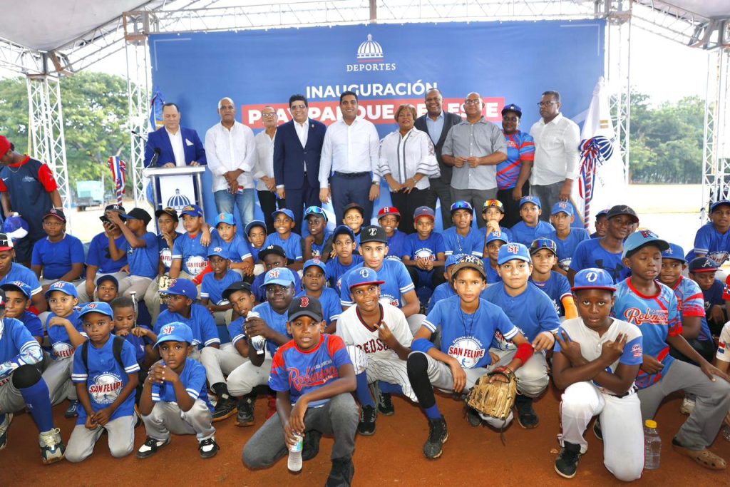Ministro de Deportes entrega remozado estadio de béisbol en el Parque del Este