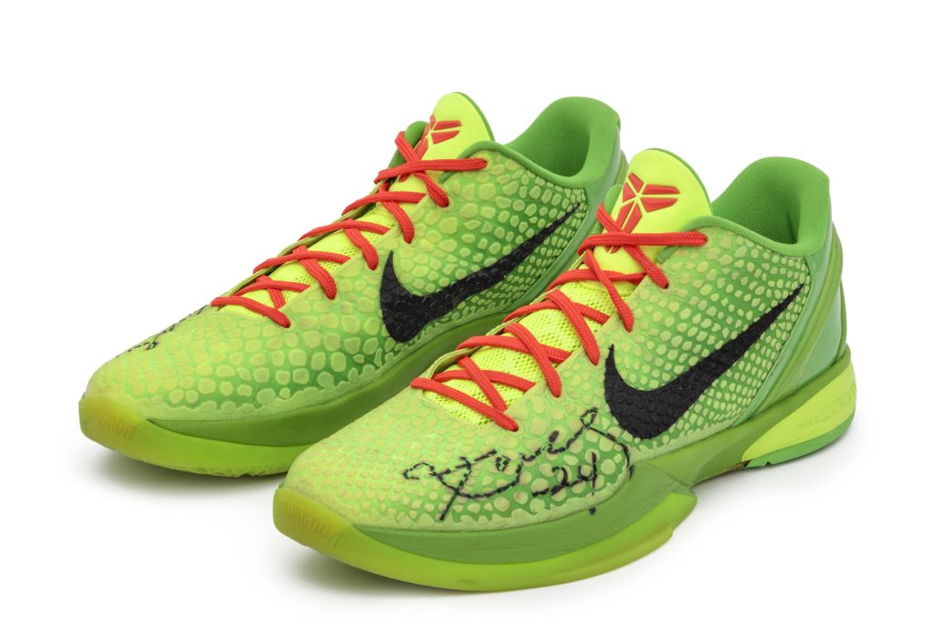 Subastan por 10 millones de dólares las zapatillas “Grinch” de Kobe Bryant
