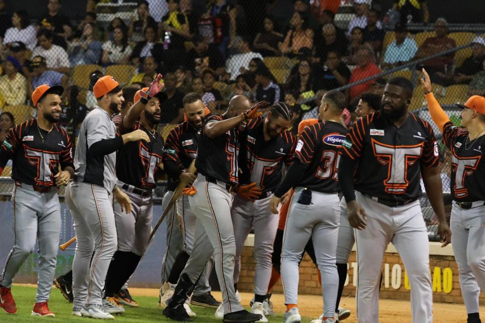 De la Cruz, Muñoz y Lantigua dan jonrón en triunfo de los Toros 12-5 sobre Águilas en Santiago