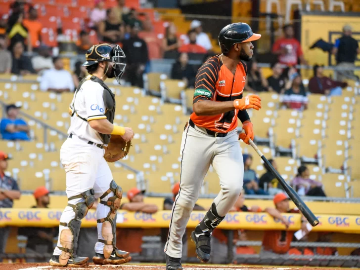 Toros cierran su temporada regular con victoria ante las Águilas; De la Cruz hace historia
