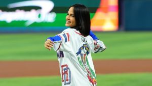 La “dura de las duras”: Natti Natasha lanzó la primera bola en el RD vs Israel