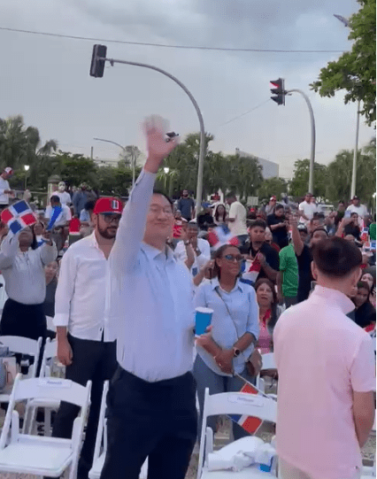 Fanáticos coreanos se dan cita en el Malecón para el juego ante RD; Carolina Mejía les da la bienvenida